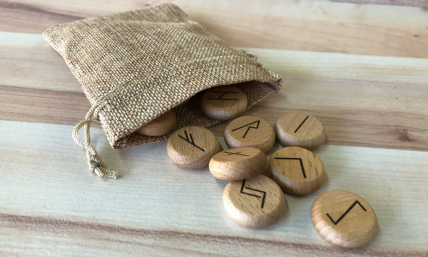Holz Runen-Set ohne Rinde