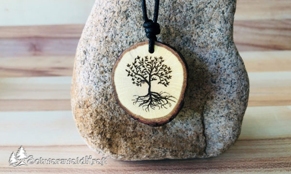 Holzschmuck Amulett Baum des Lebens Eiche mit Rinde