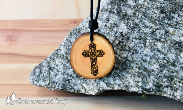 Holzschmuck Amulett Kreuz Erle mit Rinde