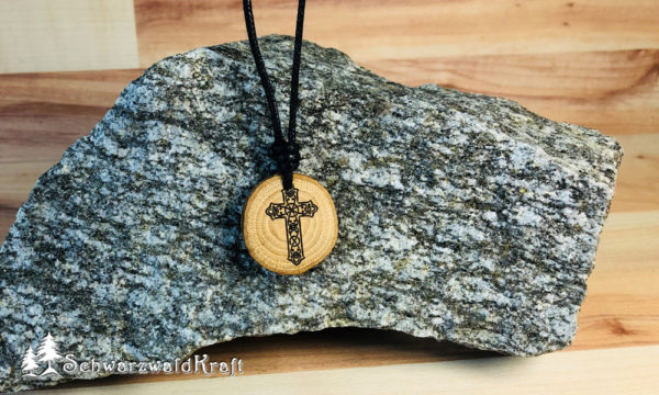 Amulett Holz Kreuz Eiche mit Rinde