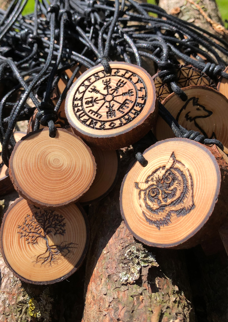 Kraftvoll-bei_Elegant Holzschmuck Amulette