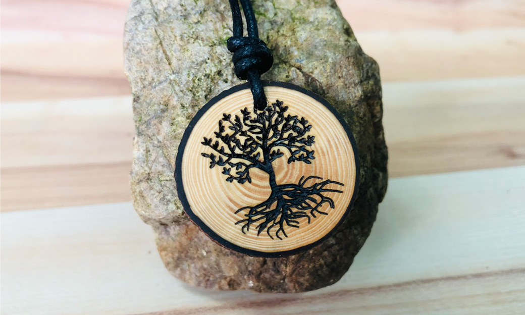 Bedeutung der Fichte Amulett mit Rinde Baum des Lebens
