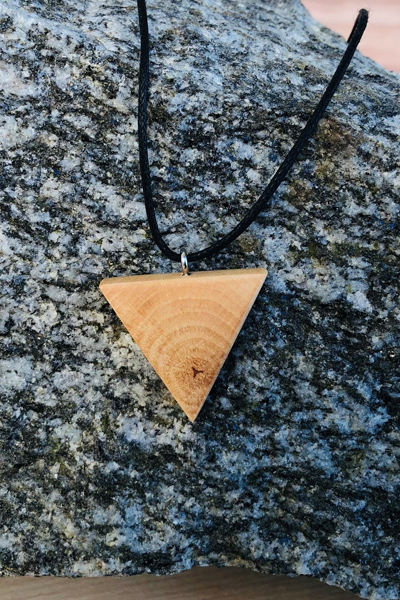 Halskette mit Holzanhänger Trigon