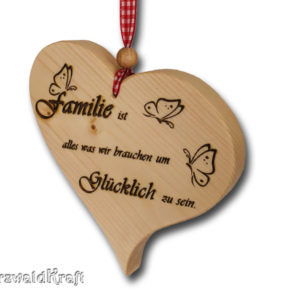 Herz aus Fichten-Holz mit Spruch "Familie ist..."