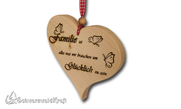Herz aus Fichten-Holz mit Spruch "Familie ist..."