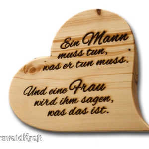 Herz aus Fichten-Holz stehend mit Spruch "Ein Mann muss"