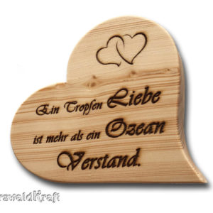 Herz aus Fichten-Holz stehend mit Spruch "Ein Tropfen Liebe..."