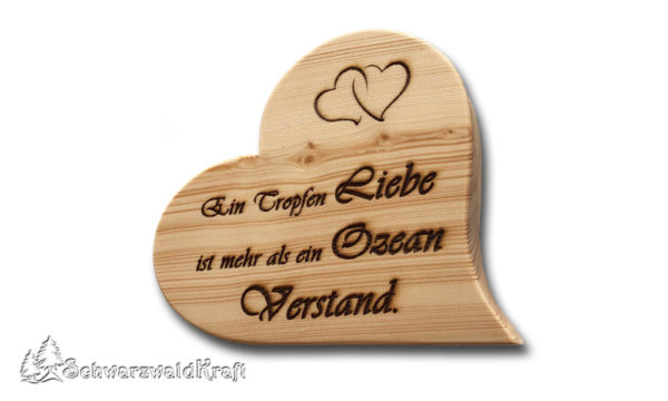 Herz aus Fichten-Holz stehend mit Spruch "Ein Tropfen Liebe..."