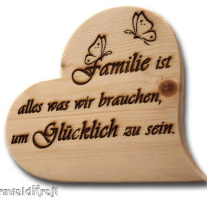 Herz aus Fichten-Holz stehend mit Spruch "Familie ist..."