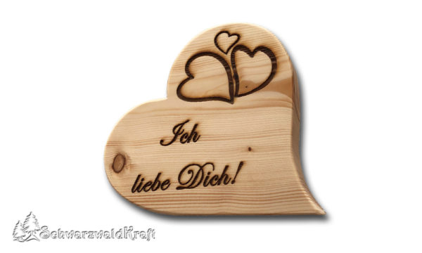Herz aus Fichten-Holz stehend mit "Ich liebe Dich"