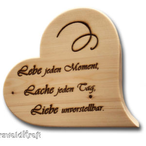 Herz aus Fichten-Holz stehend mit Spruch "Lebe, Lache, Liebe"