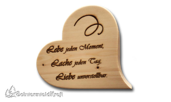 Herz aus Fichten-Holz stehend mit Spruch "Lebe, Lache, Liebe"