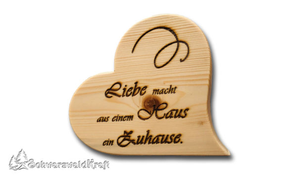 Herz aus Fichten-Holz stehend mit Spruch "Liebe macht..."