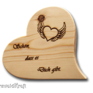Herz aus Fichten-Holz stehend mit Spruch "Schön dass"