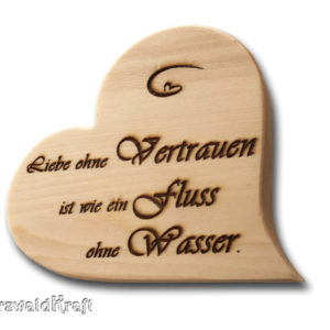Herz aus Fichten-Holz stehend mit Spruch "Liebe ohne..."