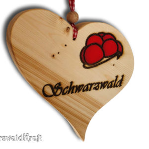 Herz aus Fichten-Holz mit "Schwarzwald"